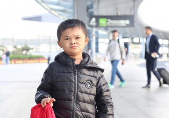 小马云现身机场获粉丝合影 大方比耶萌一脸