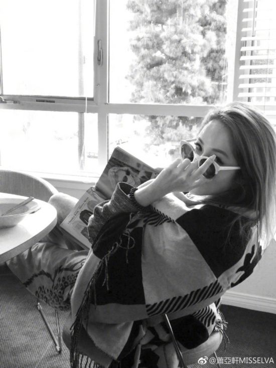 萧亚轩晒旧照道早安 黑白写真诠释独特魅力