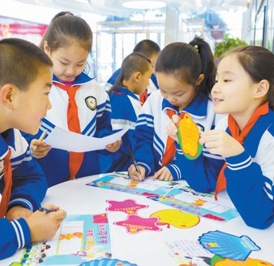 图片报道:小学生们在书写心愿卡