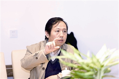 在刚刚举行的十月文学月活动中,北京出版集团旗下的北京十月文艺出版社宣布了一项专题策划,将召集不同年龄段的多位知名作家,围绕北京的大运河文化带、长城文化带、西山永定河文化带进行长篇小说、纪实文学等不同文学体裁的创作。北京十月文艺出版社总编辑韩敬群在接受信报记者专访时表示,这样一项策划旨在用文学的温度和力量,见证城市的沧桑巨变,串联北京的文化记忆。