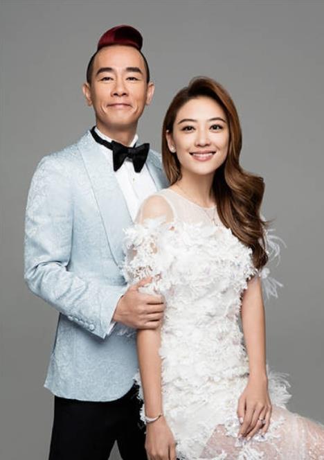 应采儿晒和陈小春写真庆结婚七周年 两人又亲又抱甜炸