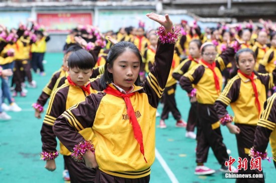 贵阳小学生课间做戏曲广播操 将京剧古诗词融