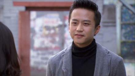 邓超穿高领毛衣勒脖子得拽两下 网友:你有脖子