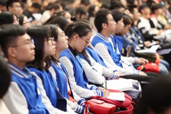 宜昌师生代表:欢迎周霁书记来到三峡大学!