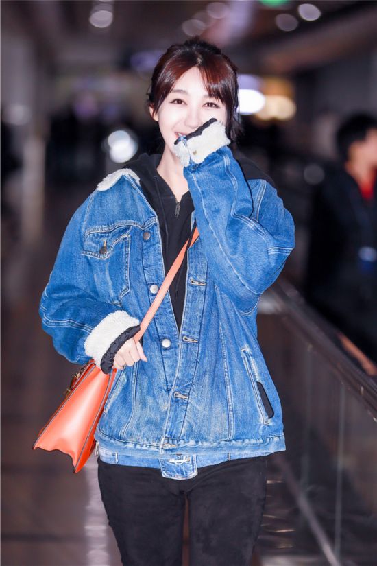 李菲儿牛仔腰封护体展个性 扎马尾顽皮撩发