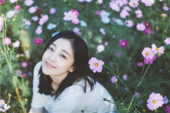 何花曝户外森女系弯腰与花共舞拿写真美女东西图片