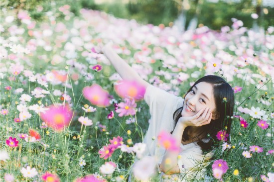 何花曝户外森女系写真与花共舞