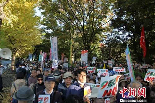11月3日是日本“和平憲法”公布71周年紀念日，在位於東京永田町的國會前，4萬日本民眾走上街頭，高喊“反對‘修憲’”“守護‘第九條’”等口號，進行游行。<a target='_blank'  data-cke-saved-href='http://www.chinanews.com/' href='http://www.chinanews.com/'><p  align=