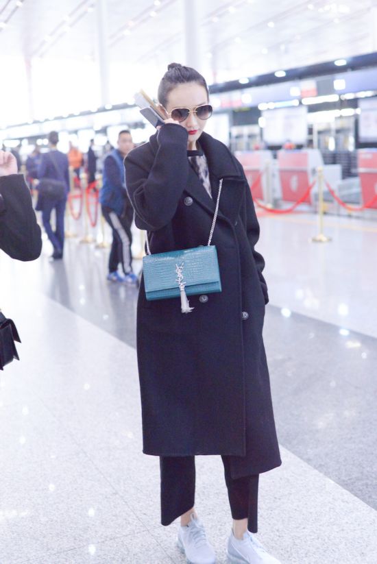 王鸥高扎麻花辫现身机场 瓷肌红唇气色佳--黑龙