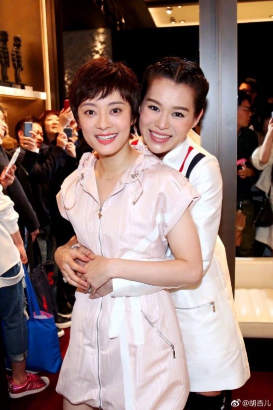 回忆杀!胡杏儿孙俪再同框 晒亲密合照超开心