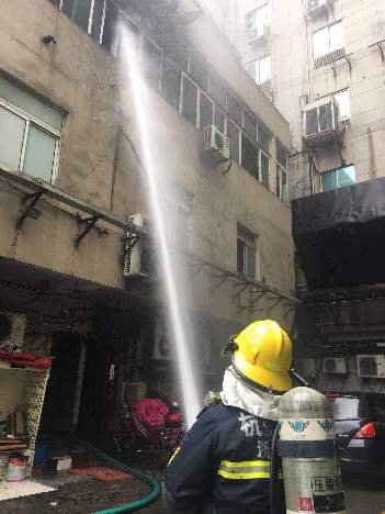 杭州一影楼起火 消防员从火场抬出一位崴脚受