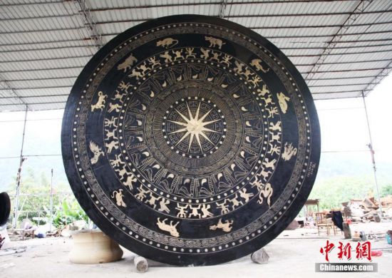 广西铸造"世界最大铜鼓" 直径近7米重50吨