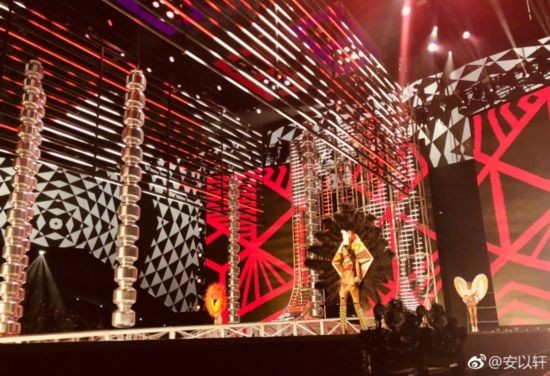 辣妈安以轩黑色纱裙现身维密 一双美腿超吸睛