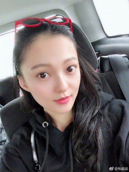 张韶涵只睡5小时依旧好肤色 发际线赶超杨幂