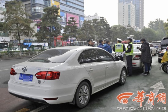 限行首日 西安交警教育劝返违规车辆1089例