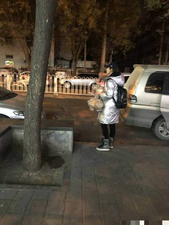 网友曝杜若溪买烤红薯 认真挑选俨然“资深吃货”