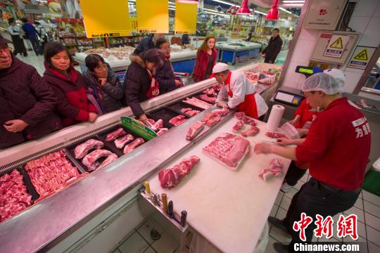 中国猪肉安全吗?为啥喂饲料?吃猪肉这些事要