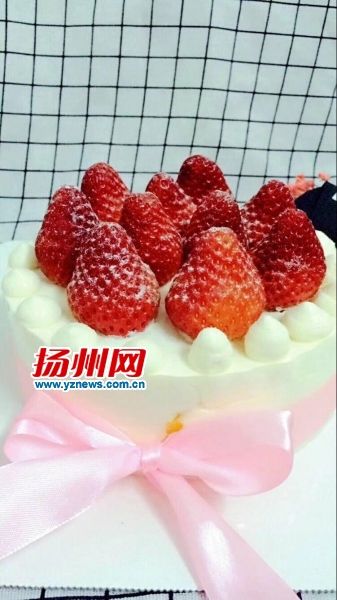 蛋糕上点缀的草莓。陈高君摄