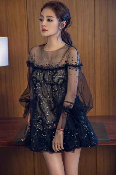 安以轩黑色透视纱裙神秘感十足 嫩肌隐现美腿