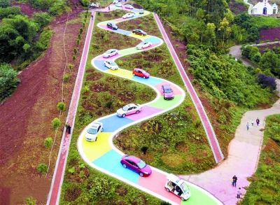 重庆又一条公路火了!S形公路形似彩色贪吃蛇