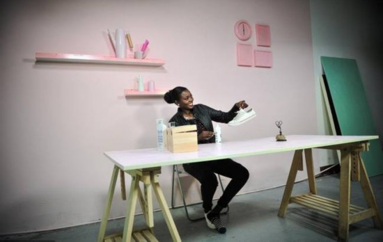 非洲女孩学当网红 起名若曦爱吃辣条