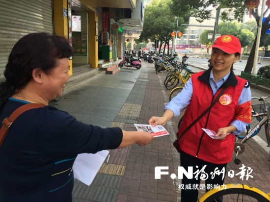福州:志愿者上街维持共享单车停放秩序