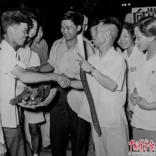 1954年，中国新民主主义青年团中央委员会书记处书记胡耀邦在农村调研。铁矛/摄