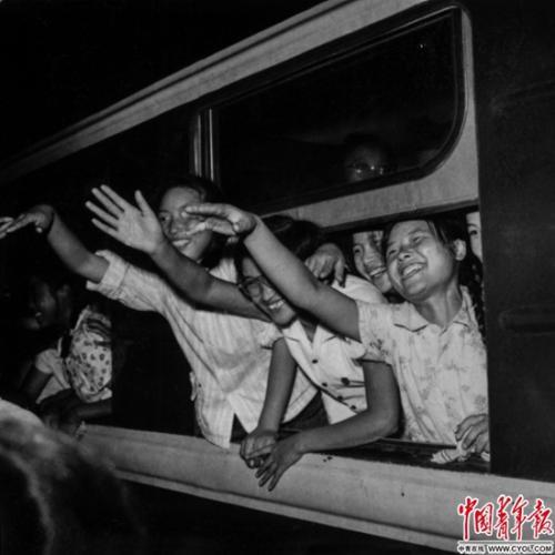 1964年8月31日，北京市第一批中学毕业生出发去北大荒，在北京火车站受到热烈欢送。铁矛/摄