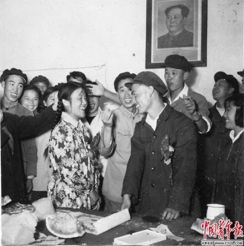 1956年8月，甘肃省酒泉市石油新村，石油工人举办婚礼。铁矛/摄