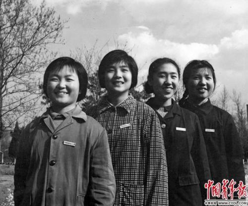 　1978年，中国科技大学少年班首届学生，刘丽、江凤、牧青、刘剑岚（从左至右）。1977年12月，570万名考生走进尘封10余年之久的高考考场。铁矛/摄