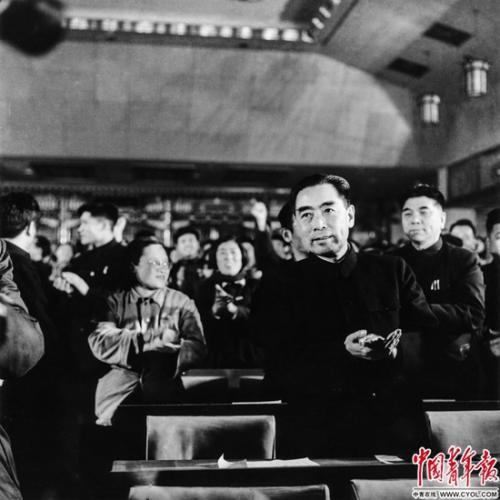 1955年12月，周恩来总理在北京中南海怀仁堂出席纪念“一二·九”集会。铁矛/摄