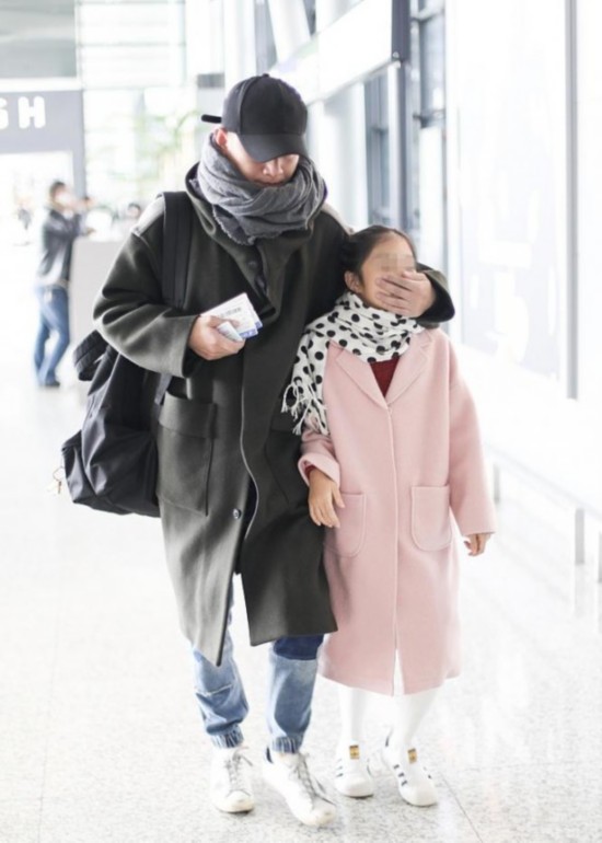 文章机场紧捂女儿脸防偷怕 爱马粉嫩可爱