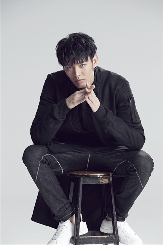 眼神深邃凌厉   曹佑宁低调风写真尽显半熟男魅力   新生代演员曹佑宁