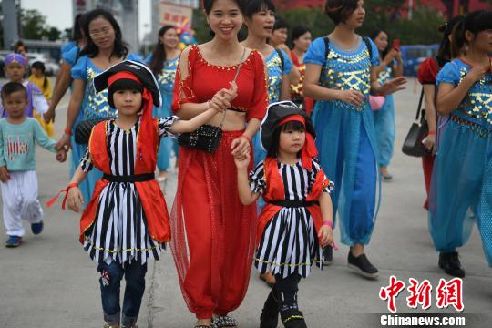 三亚上万游客同玩穿越 俄罗斯美女献热舞