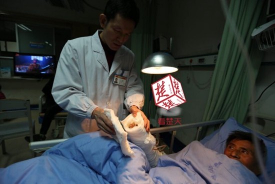 老汉拿钱逗老虎被咬掉手指 抢救3个小时保住右