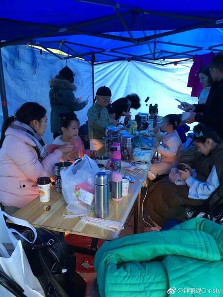 钟丽缇晒女儿新戏片场照 考拉古装扮相呆萌可