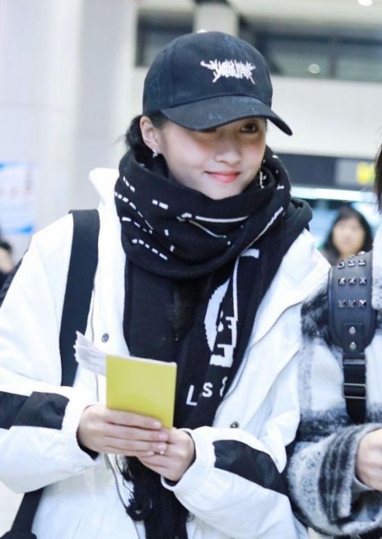 关晓彤穿大衣带围脖裹成球 一路与助理热聊心