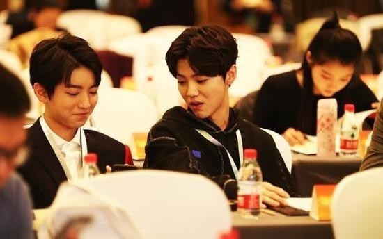 鹿晗关晓彤公布恋情后首同框 穿情侣鞋秀恩爱