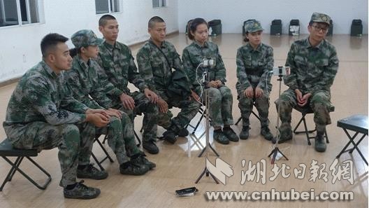 Seven hosts conduct a live-streaming event at a military camp in Hubei Province, November 9, 2017. [File Photo: cnhubei.com]