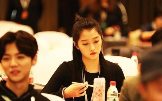 鹿晗关晓彤公布恋情后首同框 穿情侣鞋无形秀