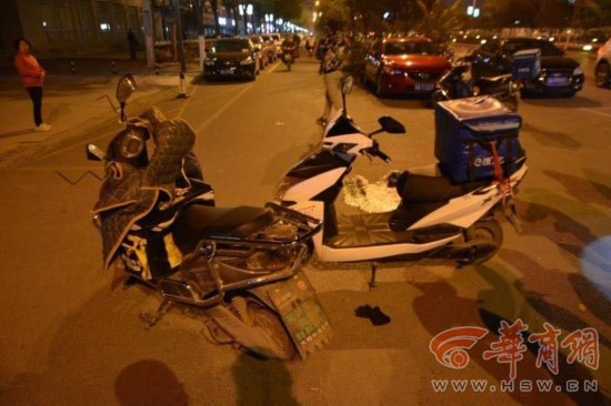 阎良美团小哥边骑车边刷单 撞上饿了么外卖员