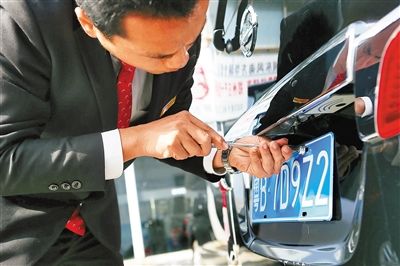 深圳粤B牌竞价高达8.25万 个人车牌成交价为广