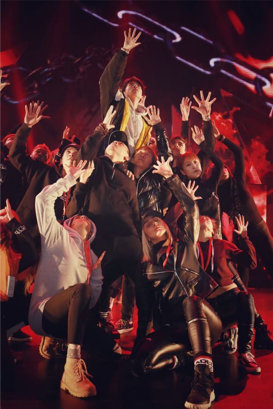 易烊千玺生日会彩排照曝光 舞蹈high燃引期待