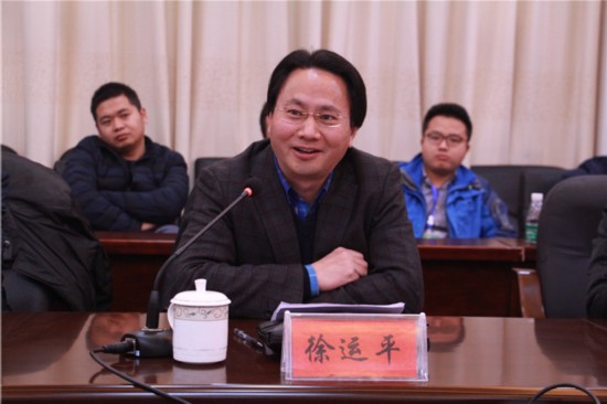 1511944610636235.jpg 出生于新宁的文学名家徐运平用三句诗盛赞崀山巨变(潘梁平 摄影).jpg