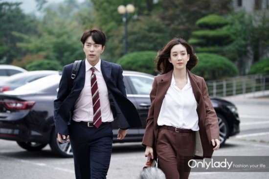 西装到底怎么穿最时髦?问问《魔女的法庭》郑