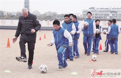 意大利足球教练到徐州授课 倡导快乐训练