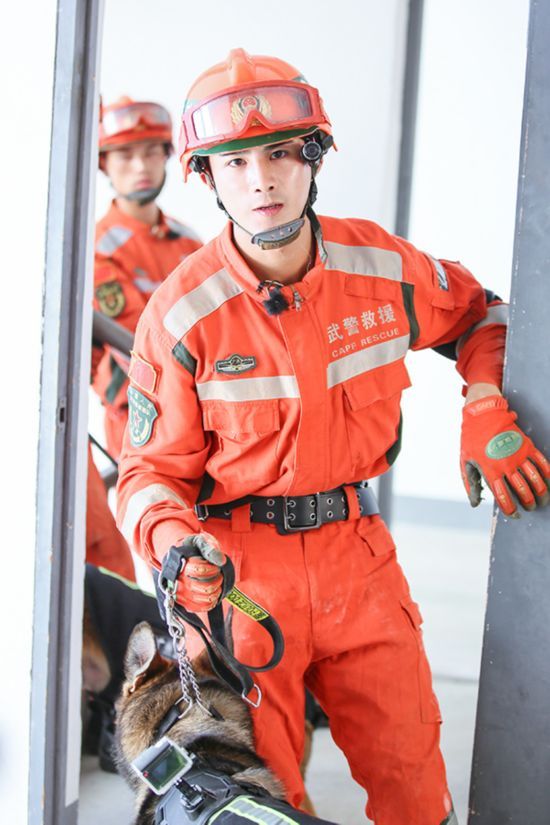 《奇兵神犬》斜屋救援 张馨予杨朵兰体验高空