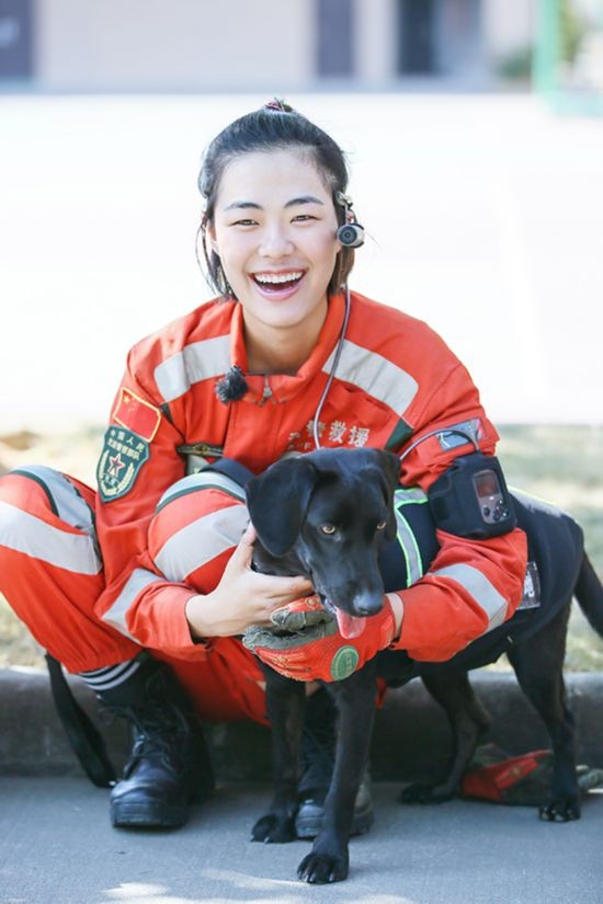 《奇兵神犬》斜屋救援 张馨予杨朵兰体验高空