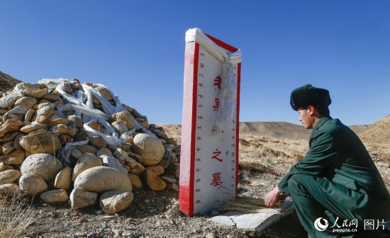 11月29日,退伍老兵徐鹏飞和老黑牛再说说话。