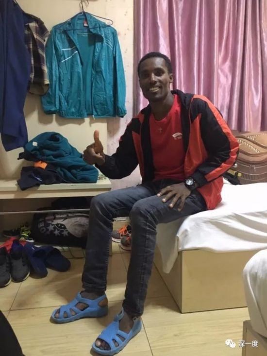 Ethiopian runner Amoni stays at a hotel when he participates in marathons in China. [Photo: Beijing Youth Daily]